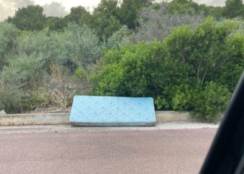 Sant’Anna Arresi, un materasso abbandonato a bordo strada: “Colpa dei turisti? No, dei residenti”