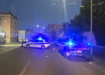Cagliari, semirimorchio si rovescia durante una svolta: bloccato il viale La Playa