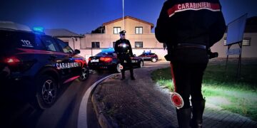Cagliari, inseguimento in pieno centro dopo una manovra sospetta: i carabinieri arrestano 4 persone