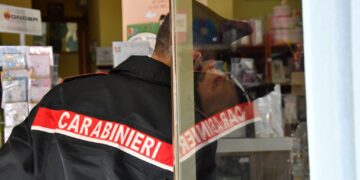 Furto di abbigliamento in un punto vendita sportivo a Cagliari: fermati un algerino e un tunisino