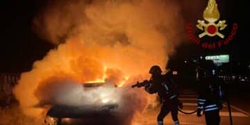 Cagliari, auto in fiamme sulla Ss 554: il conducente riesce a uscire dall’abitacolo e a chiamare i soccorsi