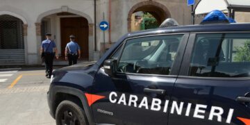 Alla guida senza patente e con documenti falsi aggredisce i carabinieri, 41enne arrestato a Quartu