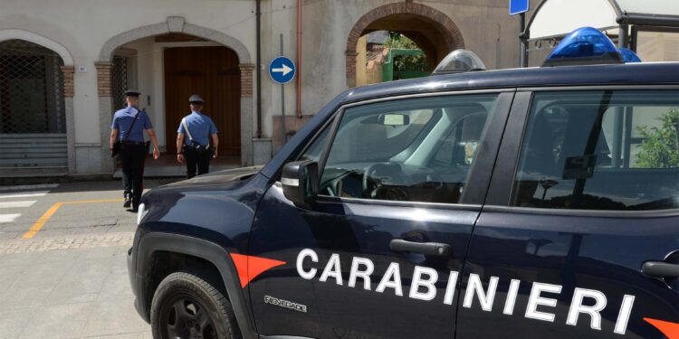 Alla guida senza patente e con documenti falsi aggredisce i carabinieri, 41enne arrestato a Quartu