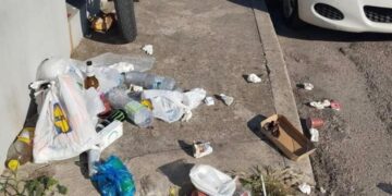 Cagliari, cumuli di rifiuti e sporcizia in via Venturi dopo le file dei migranti per il permesso di soggiorno