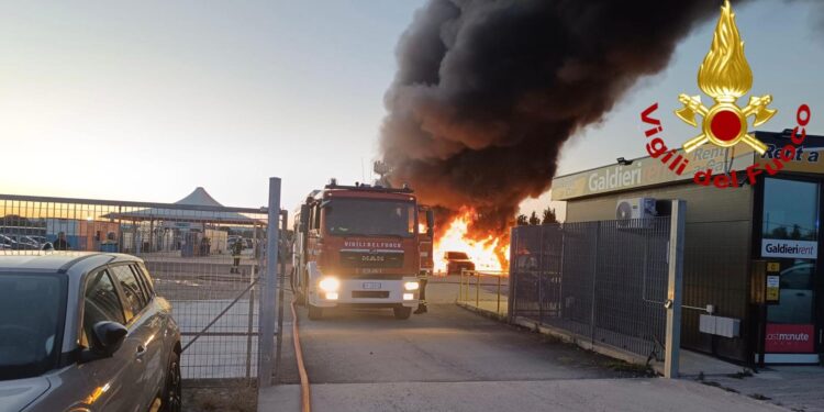 Fiamme nei pressi dell’aeroporto di Alghero, distrutte 80 auto in un parcheggio