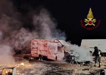 Auto e furgoni in fiamme a Selargius, notte di lavoro per i vigili del fuoco