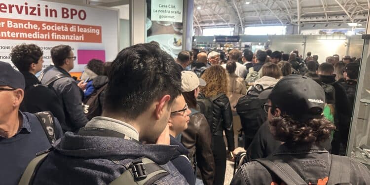 Delirio all’aeroporto di Cagliari, lavori in corso e file chilometriche ai controlli alle 7 del mattino
