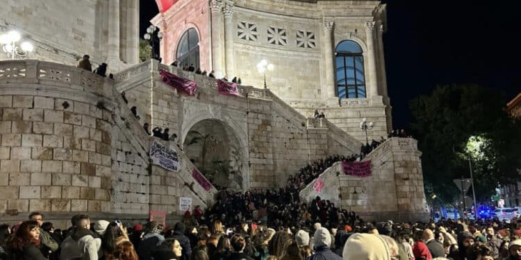 Cagliari, il Bastione di Saint Remy si illumina di rosso per la Giornata della Talassemia