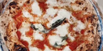 Pirri, la crisi dei costi colpisce anche le pizze: il gesto di trasparenza dei titolari di un locale che annunciano l’aumento dei prezzi conquista i clienti