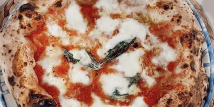 Pirri, la crisi dei costi colpisce anche le pizze: il gesto di trasparenza dei titolari di un locale che annunciano l’aumento dei prezzi conquista i clienti