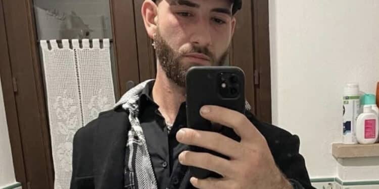 Si schianta con l’auto che prende fuoco: Riccardo muore a 27 anni