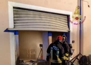 Quartu, incendio in un negozio d’arte di via Cagliari: danneggiati quadri e materiali (VIDEO)