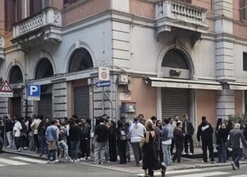 Cagliari, apre la pizzeria di Capuano in piazza del Carmine: fila chilometrica per mangiare gratis