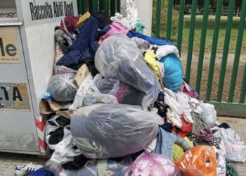 Cagliari, degrado ai cassonetti degli abiti usati: “Sacchi ovunque da giorni”