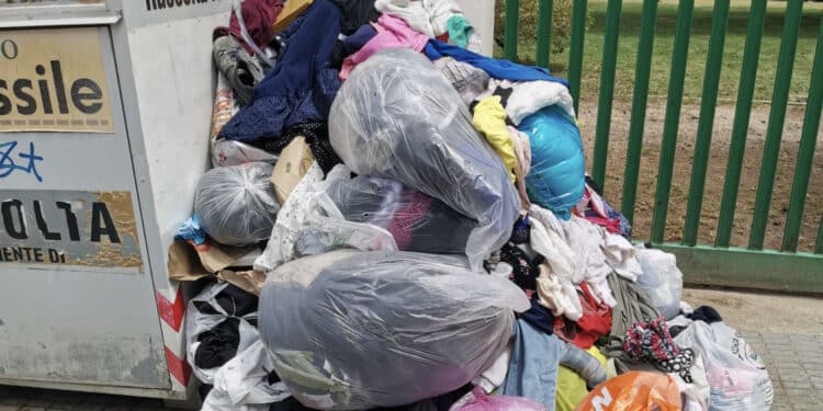 Cagliari, degrado ai cassonetti degli abiti usati: “Sacchi ovunque da giorni”