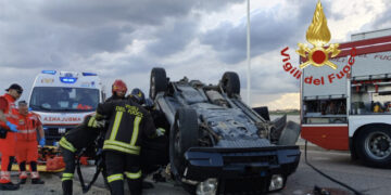Quartu, scontro fra due auto in viale Poetto: conducente rimasto incastrato fra le lamiere