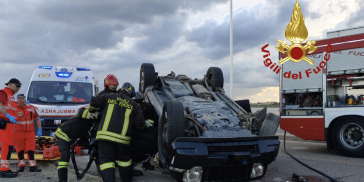 Quartu, scontro fra due auto in viale Poetto: conducente rimasto incastrato fra le lamiere