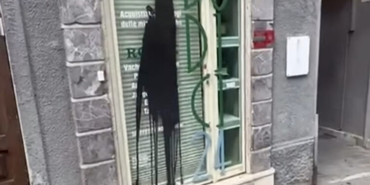 Cagliari, vandalizzata la vetrina di un’orologeria di Via Manno: “Scegliamo di andare avanti”
