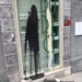 Cagliari, vandalizzata la vetrina di un’orologeria di Via Manno: “Scegliamo di andare avanti”