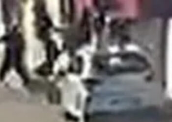 Travolge dei pedoni con l’auto e tenta di fuggire, un passante lo ferma e viene accoltellato: “Un eroe”