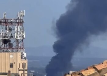 Cagliari, una gigantesca colonna di fumo nero nella zona verso l’aeroporto