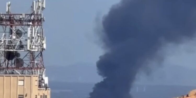 Cagliari, una gigantesca colonna di fumo nero nella zona verso l’aeroporto