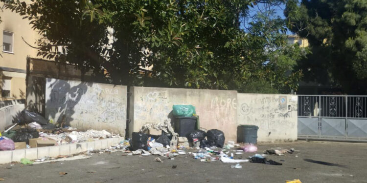 Cagliari, discarica a cielo aperto la domenica davanti alla chiesa dell Medaglia Miracolosa a San Michele