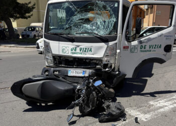 Cagliari, scontro fra scooter e furgone della De Vizia: grave un centauro