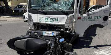 Cagliari, scontro fra scooter e furgone della De Vizia: grave un centauro