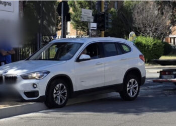 Cagliari, in via Vesalio auto dentro la fioriera appena realizzata: ecco la nuova carreggiata ristretta per far spazio alla pista ciclabile