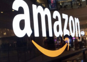 Si dà fuoco davanti a uno stabilimento Amazon: gravissimo un 36enne