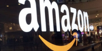Si dà fuoco davanti a uno stabilimento Amazon: gravissimo un 36enne