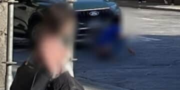 Cagliari, donna accovacciata mezza nuda in via Roma davanti ai passanti: “Dobbiamo vergognarci di essere arrivati a questo”