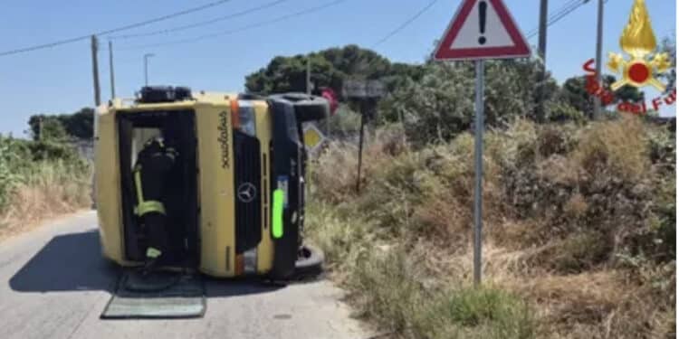 Scontro fra auto e scuolabus, due bimbi in gravi condizioni