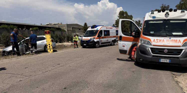 Assemini, scontro tra furgone e auto nella zona industriale: un ferito grave