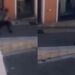 Cagliari, paura in piazzetta Savoia: un giovane urla, insulta, lancia e spacca oggetti -VIDEO
