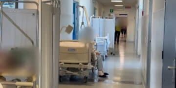 Cagliari, corridoi accampamento con letti in fila e pazienti senza privacy: la denuncia al Brotzu