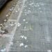 Cagliari, un tappeto di cartacce dopo il ritiro della spazzatura: “Immagine di una strada trascurata”