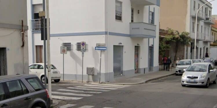 Pirri, travolta mentre attraversava la strada e ricoverata in codice rosso: non è in pericolo di vita