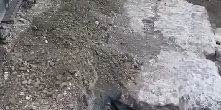 Cagliari, sorpresa sotto la ruspa: spuntano blocchi antichi riconducibili alla città del passato