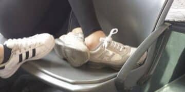 Quartu, riprende una ragazzina con i piedi sul sedile del bus e rischia di essere picchiata dal branco