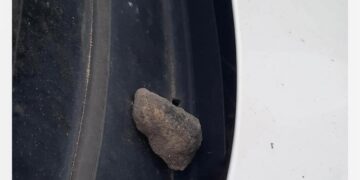 Cagliari, lancio di pietre da un palazzo sull’auto parcheggiata in piazza Repubblica: all’interno c’era un ragazzino