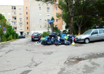 Cagliari, degrado a Sant’Elia: “Rifiuti in strada per settimana, amministrazione indifferente e assente”