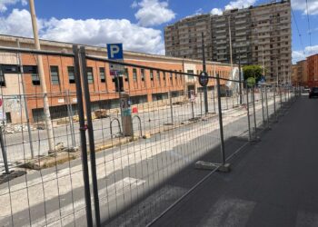 Cagliari, spariscono anche gli ultimi parcheggi: ingabbiati decine di posti auto intorno al mercato di San Benedetto