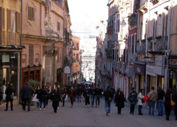 Cagliari, bus turistici senza parcheggi: “Autisti costretti a girare per ore, così i tour operator scappano”