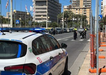 Cagliari, scende dal bus e viene falciata da uno scooter sulle strisce pedonali in viale Bonaria