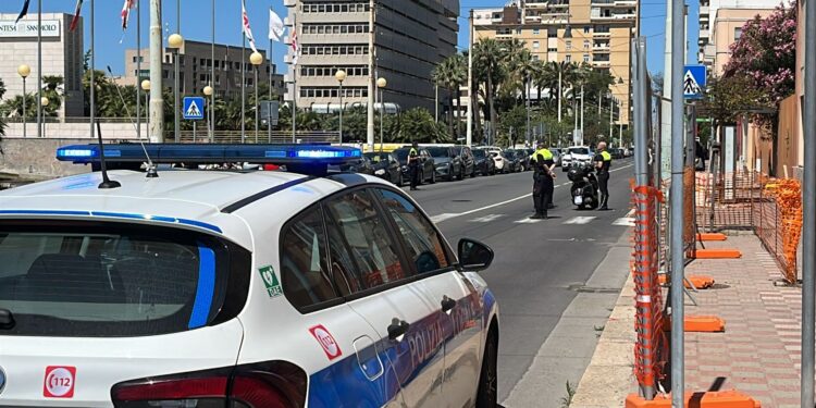 Cagliari, scende dal bus e viene falciata da uno scooter sulle strisce pedonali in viale Bonaria