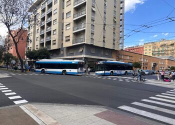 Cagliari, due bus del Ctm bloccati da un’auto fuori parcheggio fra via Dante e via Petrarca