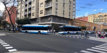 Cagliari, due bus del Ctm bloccati da un’auto fuori parcheggio fra via Dante e via Petrarca