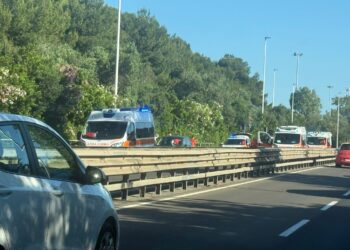 Cagliari, asse mediano bloccato per un incidente in direzione Brotzu: sul posto tre ambulanze e la polizia municipale